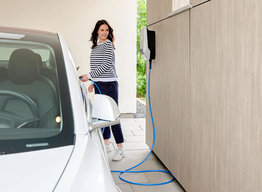 Mennekes-Ladesäule - Frau lädt Elektroauto